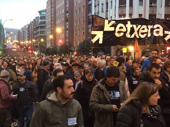 Honela zegoen Autonomia kalean buruko pankarta Udaletxera iristear zenean, aurrera egin ezinik.