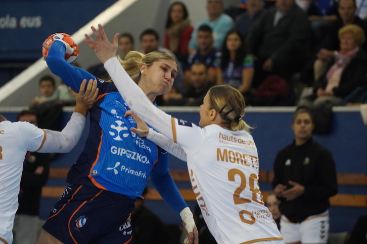 Elke Karsten se dispone a lanzar en el duelo frente a Paris 92.