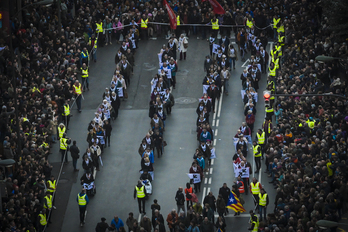 Familiares pasan entre las decenas de miles de manifestantes de este sábado en Bilbo.