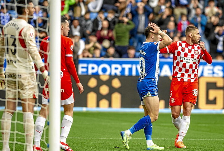 Tomas Conechny se lamenta de una oportunidad fallida mientras David López celebra la acción.