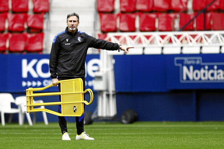 Vicente Moreno da indicaciones durante el último entrenamiento de la semana.