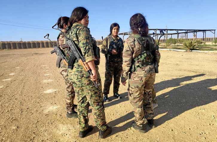 Varias milicianas, en una base militar de las Unidades de Protección de las Mujeres (YPJ) en Hasakah.