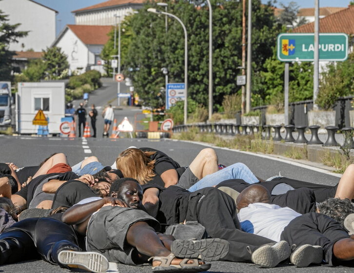 Santiago zubian ekimena egin zuen Sortuk migranteen heriotzak salatzeko.