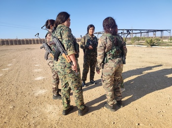 Varias milicianas, en una base militar de las Unidades de Protección de las Mujeres (YPJ) en Hasakah.
