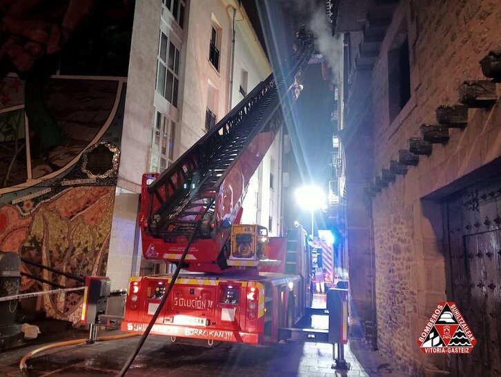 Los bomberos de Gasteiz actuaron en el incendio declarado en la calle Herrería.