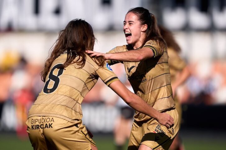 Apari y Andreia celebran el gol de la tolosarra, que adelantaba a la Real en el marcador.