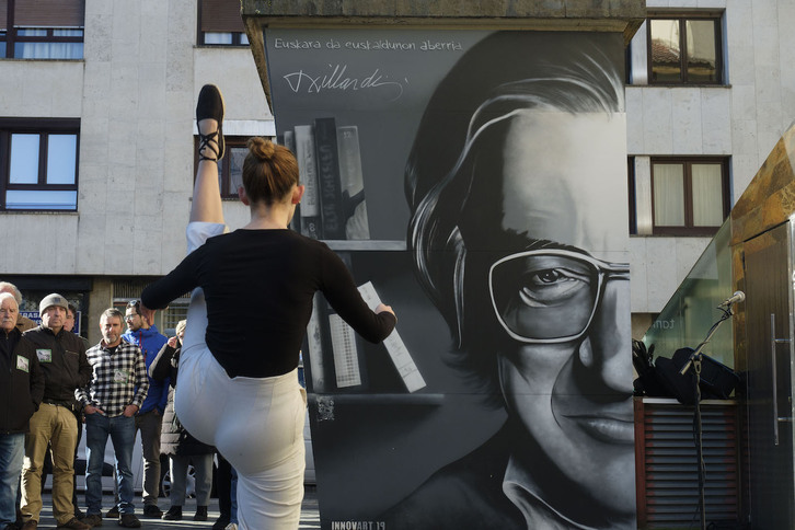 Ianitz eta Sua Enparantzak aurreskua eskaini diote Jose Luis Alvarez Enparantza ‘Txillardegi’-ri.