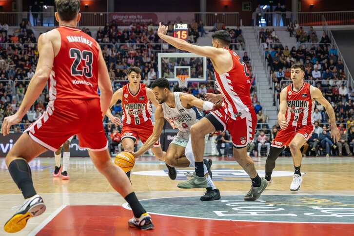 Luwawo-Cabarrot trata de superar la tupida defensa del Girona.