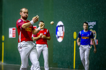 Aitor Elordi, pilotakada bat ematen.