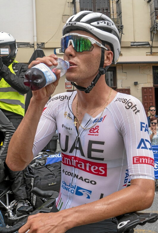 Tadej Pogacar, Itzuliko etapa bat bukatu berritan, hidratatzen.
