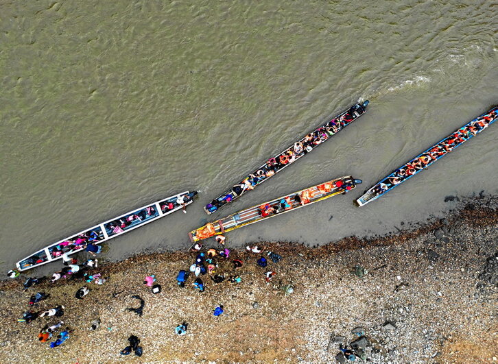 Hainbat migratzaile Dariengo Lajas Blancas herrian kokatutako harrera zentrorako bidean.