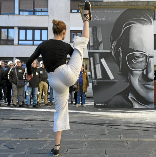 Ianitz eta Sua Enparantzaren aurreskua.