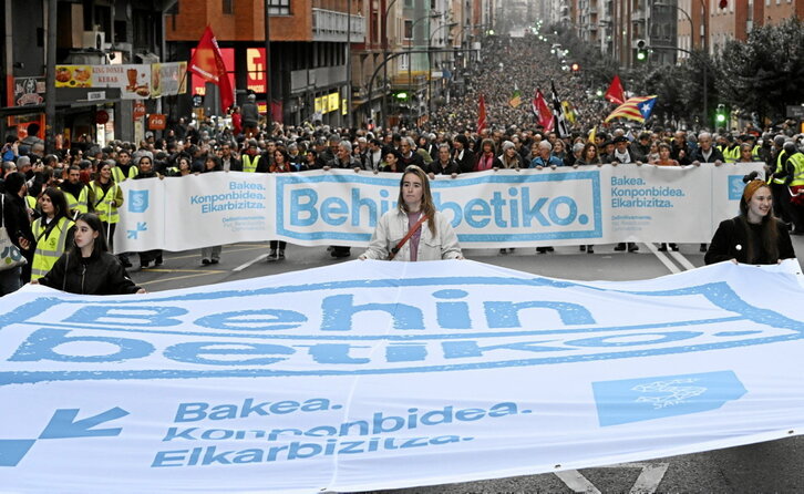 La cabeza de la manifestación camino de alcanzar la plaza Zabalburu, con una calle Autonomía repleta.
