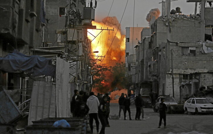 El humo se eleva desde un edificio destruido en un ataque aéreo israelí en el campamento de refugiados de Bureij, en Gaza.