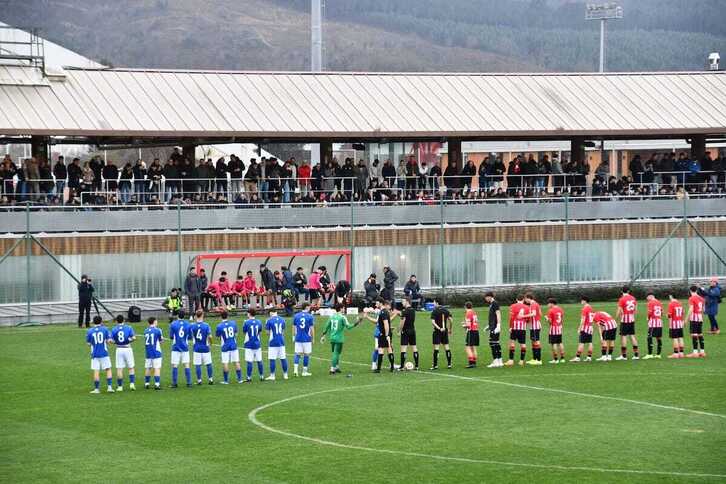 Los jugadores juveniles de Athletic y Danok Bat proceden a saludarse antes del partido.