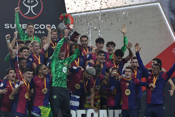 La ikurriña, en la cúspide de la pirámide de la celebración blaugrana, en manos de Iñigo Martínez.