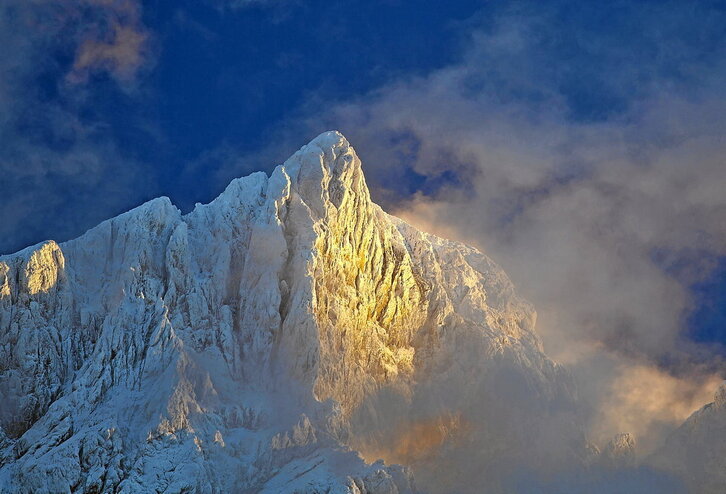 Midi d´Ossau giro izoztuan bilduta. 2.884 metroko gailurraren inguruan haizeak marraztutako elur printzak ageri dira.