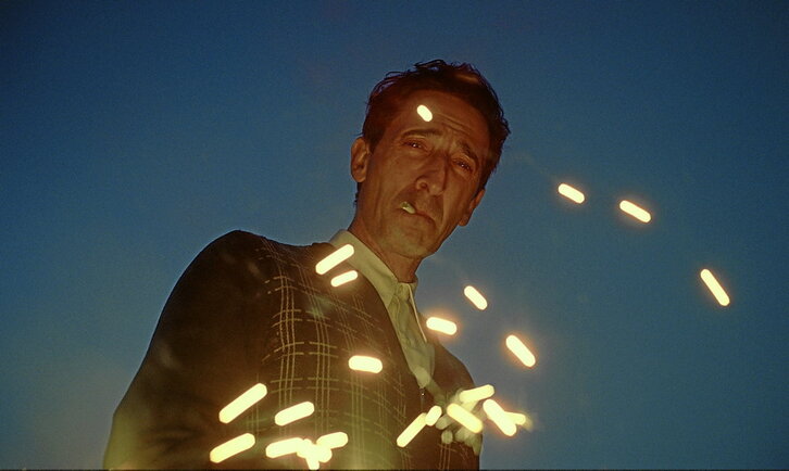 Adrien Brody protagoniza «The Brutalist», película de Brady Corbet, con 215 minutos de duración, que está cosechando importantes premios.