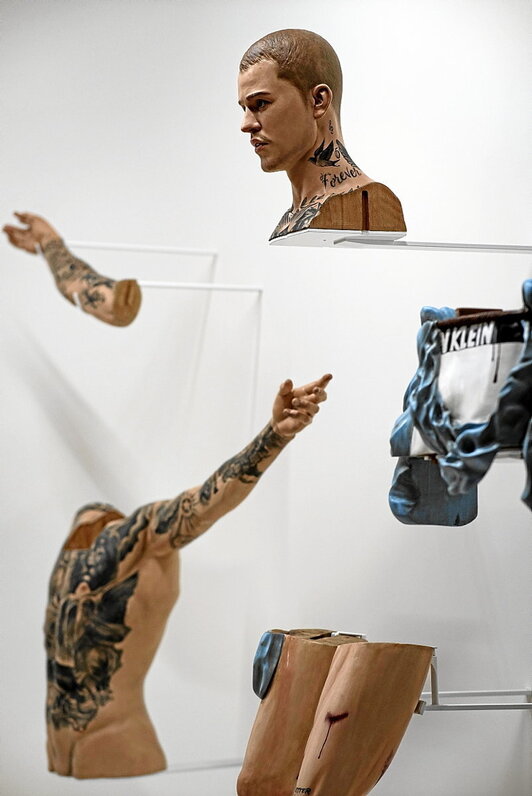 En la exposición «Paul Pfeiffer. Prólogo a la historia del nacimiento de la libertad», el artista reflexiona sobre la cultura de masas y el papel que asumimos como consumidores.