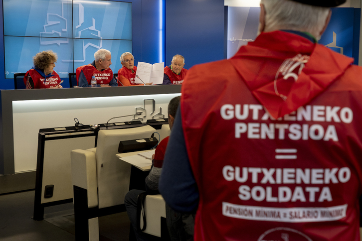 Euskal Herriko Pentsiodunen Mugimenduak Gasteizko Legebiltzarrean eskainitako prentsaurrekoa.
