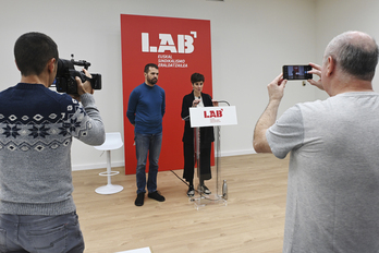 Bilbon egin dute prentsaurrekoa Igor Arroyok eta Izaskun Garciak.