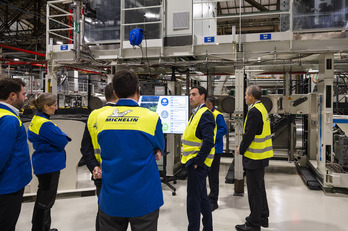 Un momento de la visita del lehendakari Pradales a la planta de Michelín en Gasteiz.