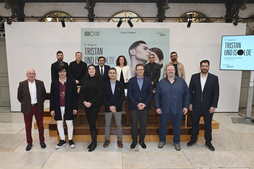 Responsables de ABAO y elenco de artistas en la presentación.