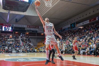 Nikos Rogkavopoulos es de lo poco salvable de este Saski Baskonia a la deriva