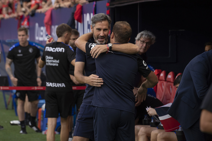 Moreno y Arrasate se saludan antes del Osasuna-Mallorca de esta primera vuelta (1-0).