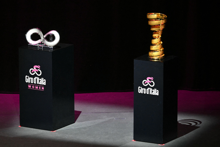 Los trofeos 'Senza Fine' (Infinito) del Giro de Italia, este lunes en Roma.