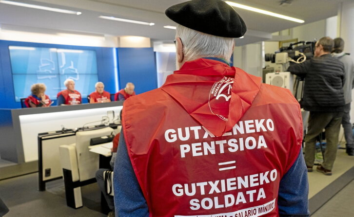 Euskal Herriko Pentsiodunen Mugimenduak Gasteizko Legebiltzarrean emandako prentsaurrekoa.