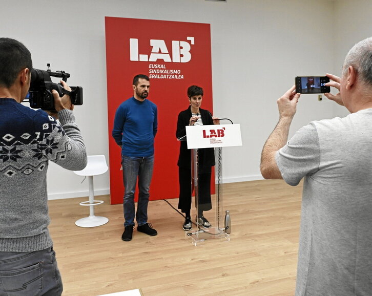 Bilbon egin dute prentsaurrekoa Igor Arroyok eta Izaskun Garciak.