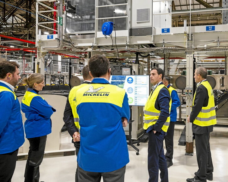 Un momento de la visita del lehendakari Pradales a la planta de Michelín en Gasteiz.