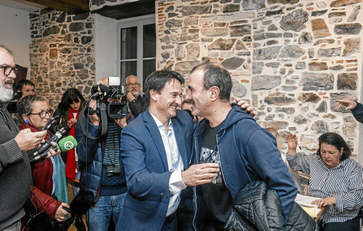 Santiago Capendeguy Ahetzen hautagaitzako kidea, ezkerrean, Ramuntxo Labat besarkatzen, emaitzak ezagutu ondotik.