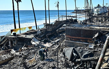  Hondamendia, Malibu hondartza parean. Ondoko orrialdean sua eta berau itzaltzeko lanak.  