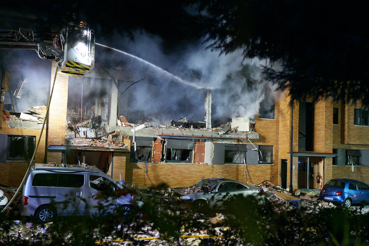 Bomberos apagan los rescoldos de una explosión que ha dejado las casas «como si hubiera caído un misil», en palabras del alcalde.