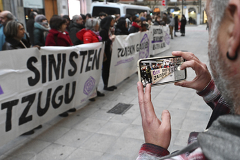 Concentración feminsta ante los juzgados de Bilbo.