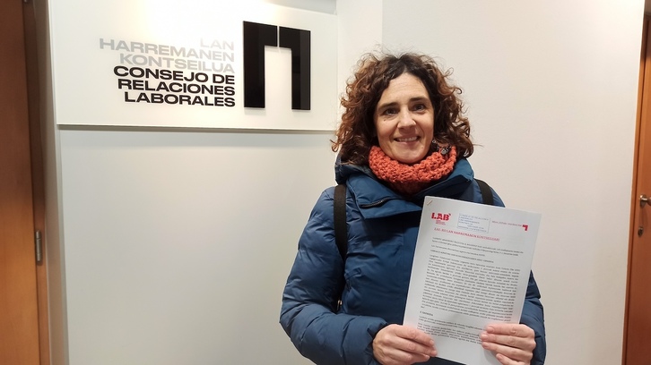 La secretaria de Acción Sindical y Negociación Colectiva de LAB, Oihana Lopetegi, en el CRL en Bilbo.