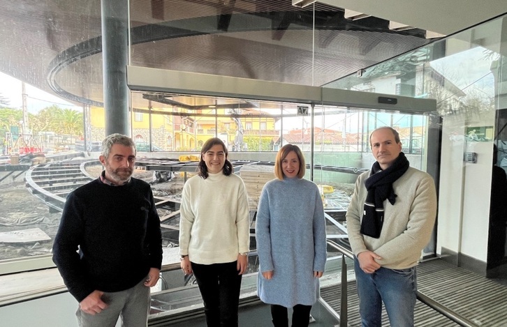 Irudian, udal agintariak eta Oiasso Museoko arduradunak balantzearen aurkezpenean.