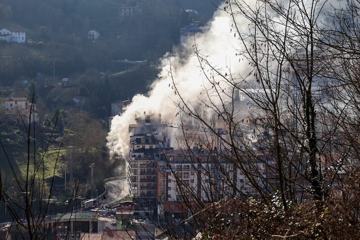 La humareda desatada por el incendio en Errekatxu.