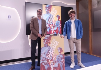 Eneko Goia y Jon Insausti posan con el cartel anunciador de la Tamborrada 2025.