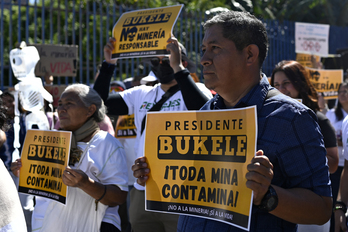 Protesta frente a la Asamblea Legislativa en San Salvador, el pasado 23 de diciembre, contra la derogación de la ley que prohíbe la minería.