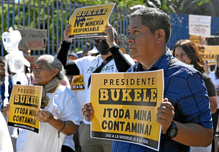 Protesta frente a la Asamblea Legislativa en San Salvador, el pasado 23 de diciembre, contra la derogación de la ley que prohíbe la minería.