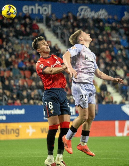 Torró y Jauregizar, en el derbi liguero.