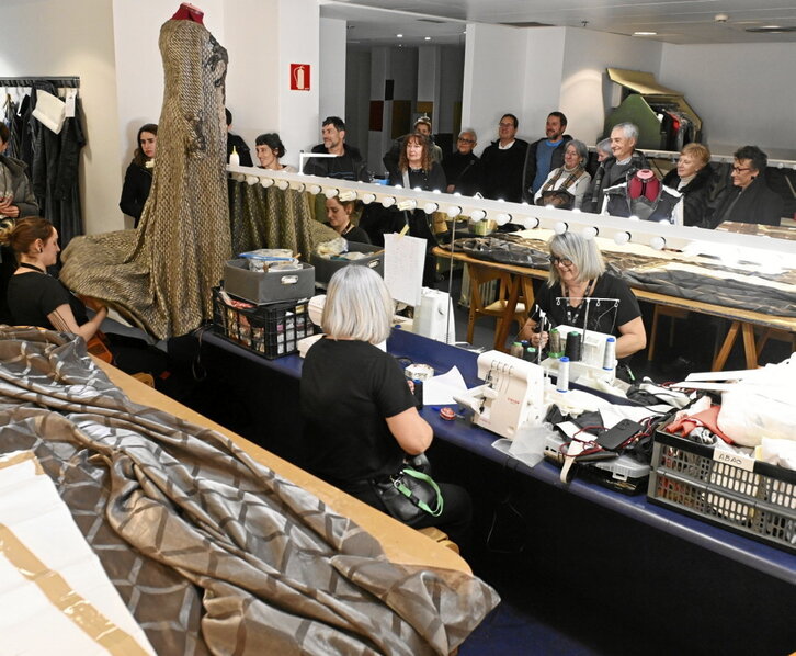 En la sastrería de la ABAO se trabaja en los últimos ajustes para los trajes.