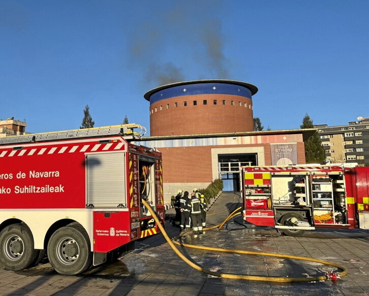 Despliegue de bomberos ante el Planetario de Iruñea.