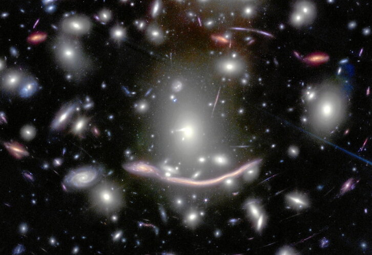 Hubble teleskopioak Abell 370 galaxiari ateratako irudia; 44 izar behatu dira bertan.