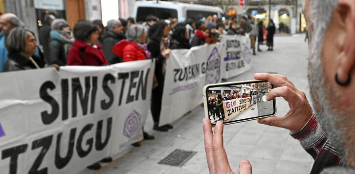 Concentración feminista ante los juzgados de Bilbo.