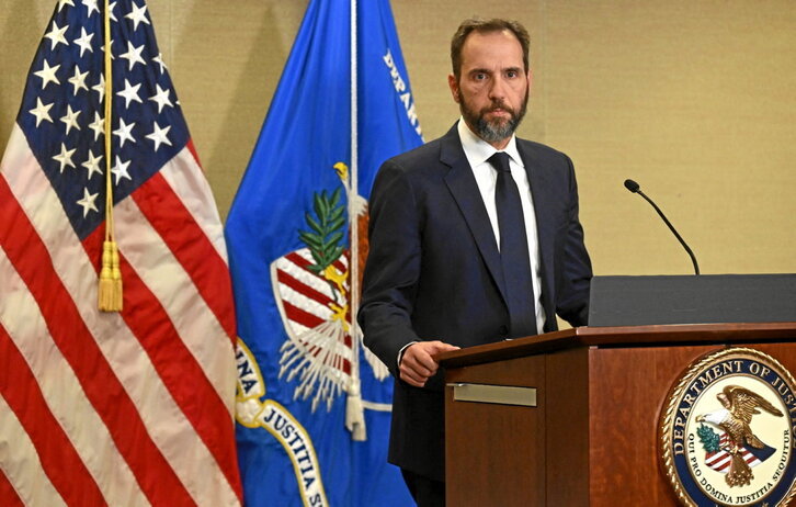 El fiscal especial Jack Smith se dirige a los medios de comunicación el 1 de agosto de 2023.