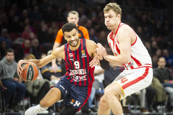 Tim Luwawu-Cabarrot desborda a Vezenkov en los mejores minutos del Baskonia.